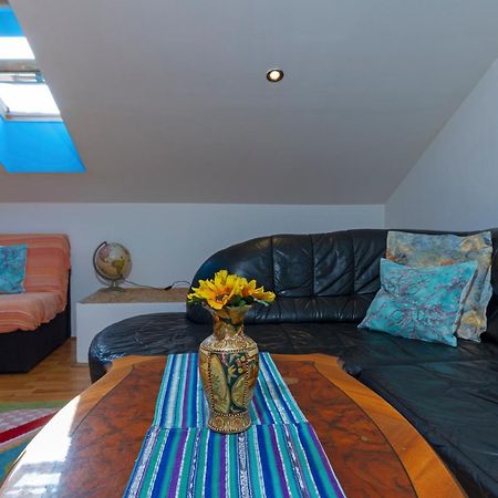 Amu Apartment Pula Bagian luar foto