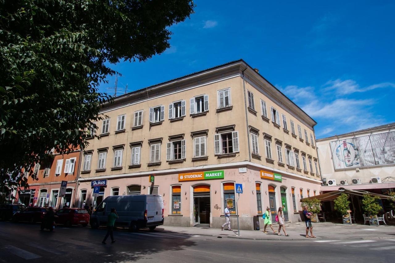 Amu Apartment Pula Bagian luar foto