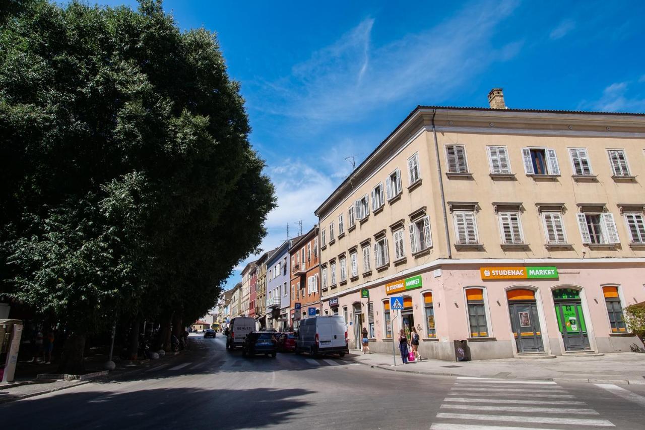 Amu Apartment Pula Bagian luar foto