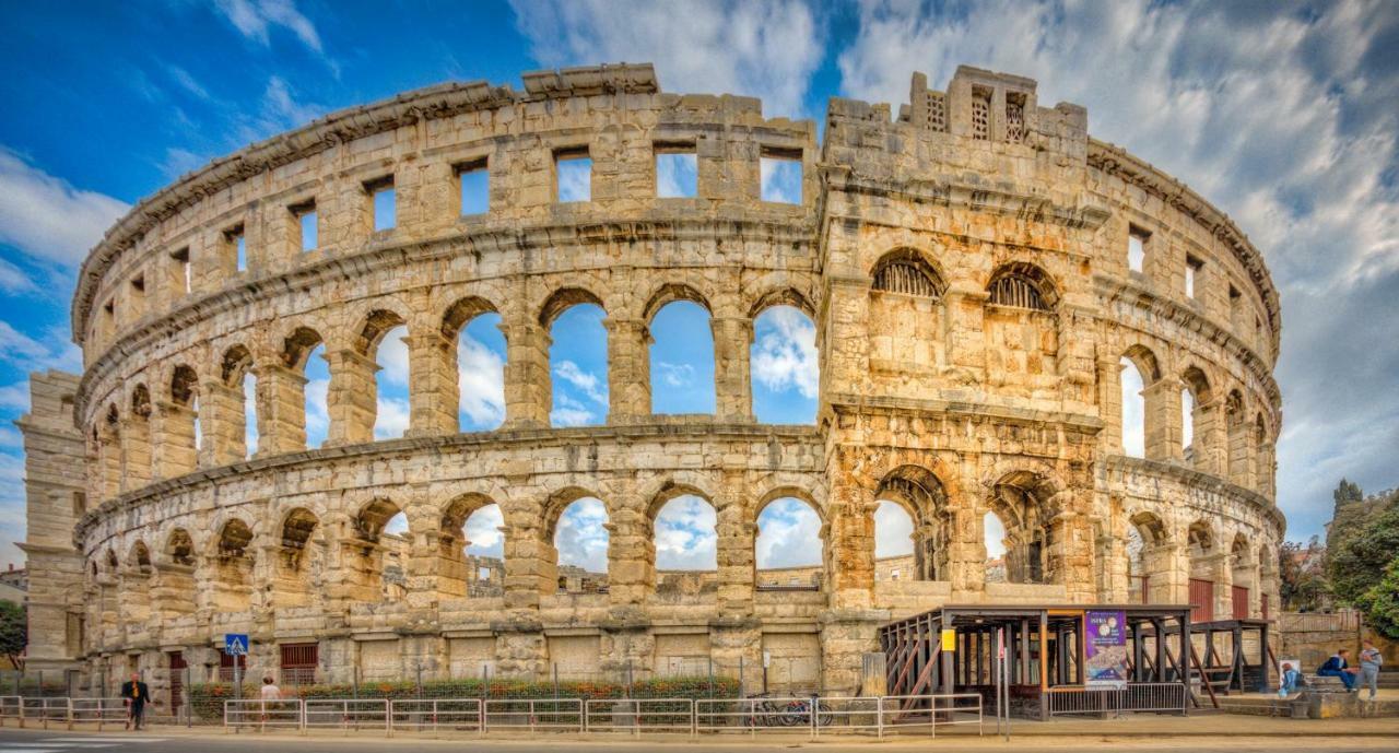 Amu Apartment Pula Bagian luar foto